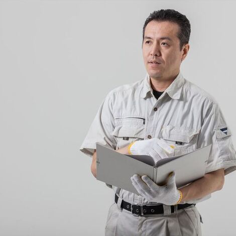 話をする作業服の男性